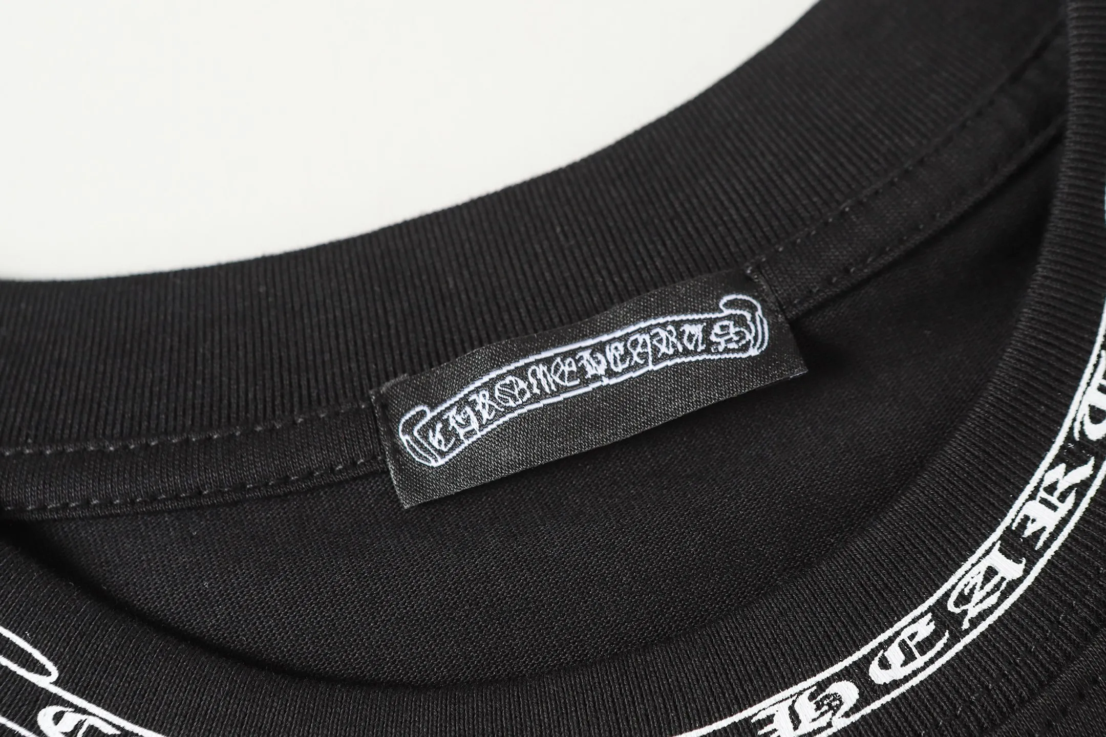 P170 Chrome Hearts CH Chrome Hearts Cross ✝️Denim embroidered Sanskrit short-sleeved T-shirt. Printed using direct injection imported machines. Hardware and accessories are all milled and customized. Correct configuration. Black 2025 Chrome Hearts authentic packaging. 260 grams of custom-dyed double yarn cotton. Large version. Loose and stylish. Differentiated from low version, slim and long version with upper body and hips. 100% commitment: top quality. Not fast food. Highest version on the market. Top quality - different from ordinary versions on the market. If you care about quality, you should also respect the price. Absolutely 0 after-sales service and 0 return rate so far. It’s hard not to love the style - 260g double yarn cotton custom dyed fabric - Correct high-density main mark, washed tag, hand-sewn